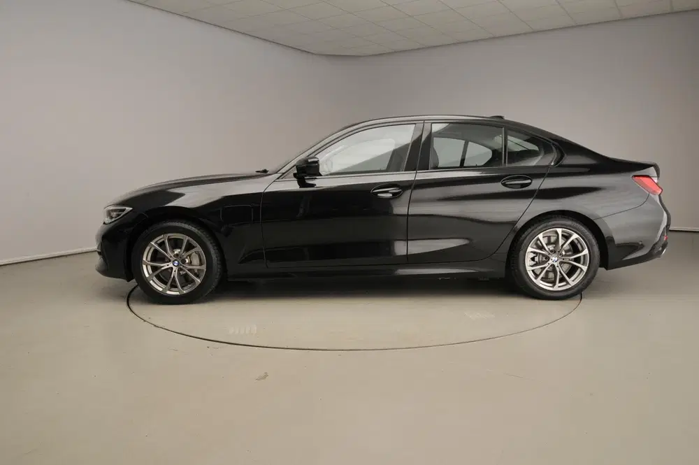 BMW 3-serie Sedan 330e uit 2019, foto 2
