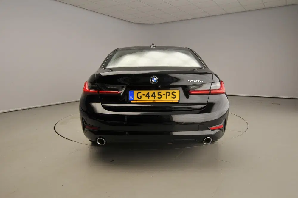 BMW 3-serie Sedan 330e uit 2019, foto 3