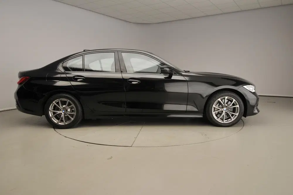 BMW 3-serie Sedan 330e uit 2019, foto 4