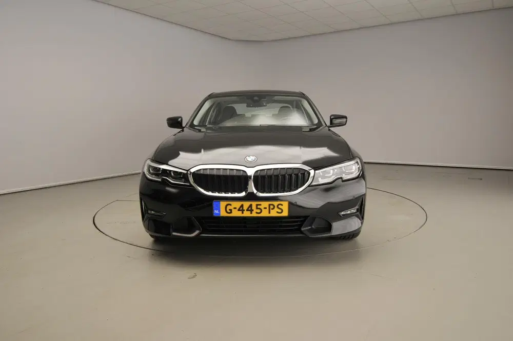 BMW 3-serie Sedan 330e uit 2019, foto 5
