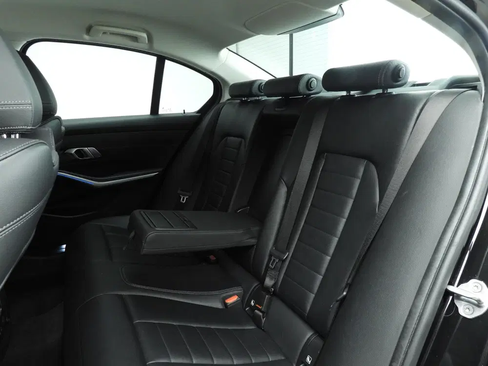 BMW 3-serie Sedan 330e uit 2019, foto 8
