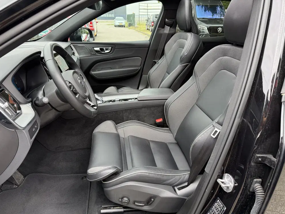 Volvo XC60 2.0 T6 Plug-in hybrid AWD Plus Black Editi uit 2024, foto 14