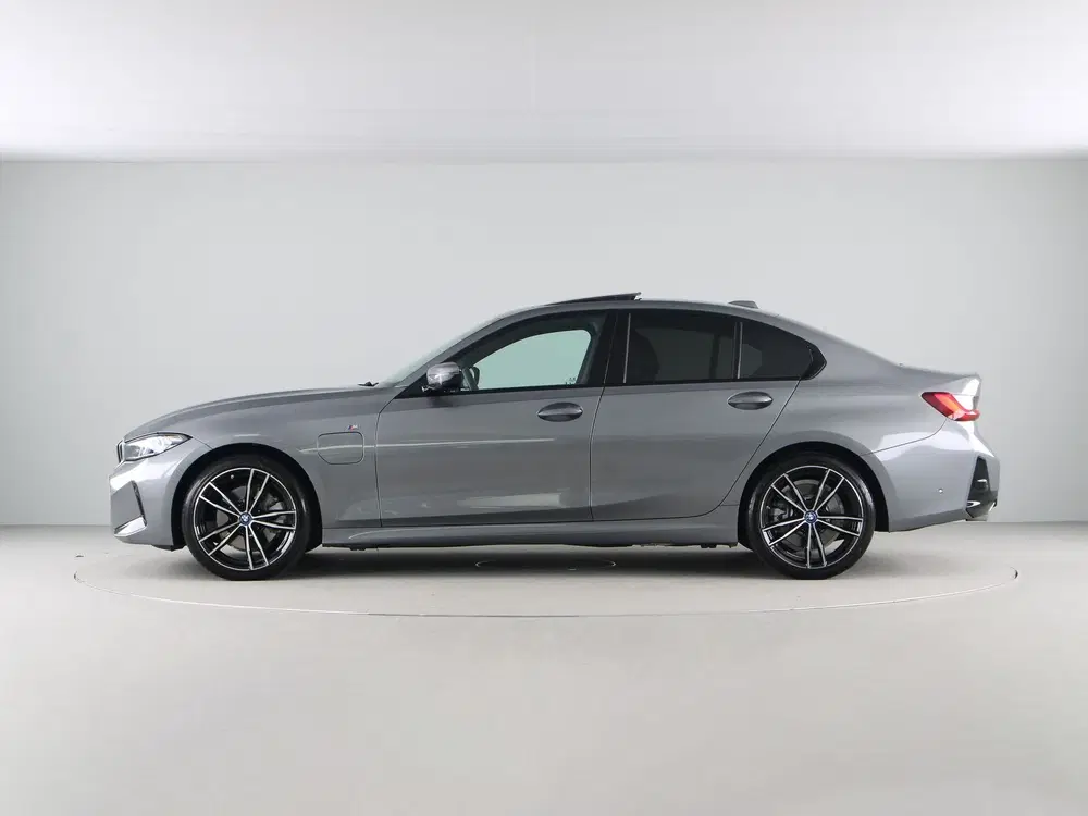 BMW 3-serie 330e M-Sport uit 2024, foto 12
