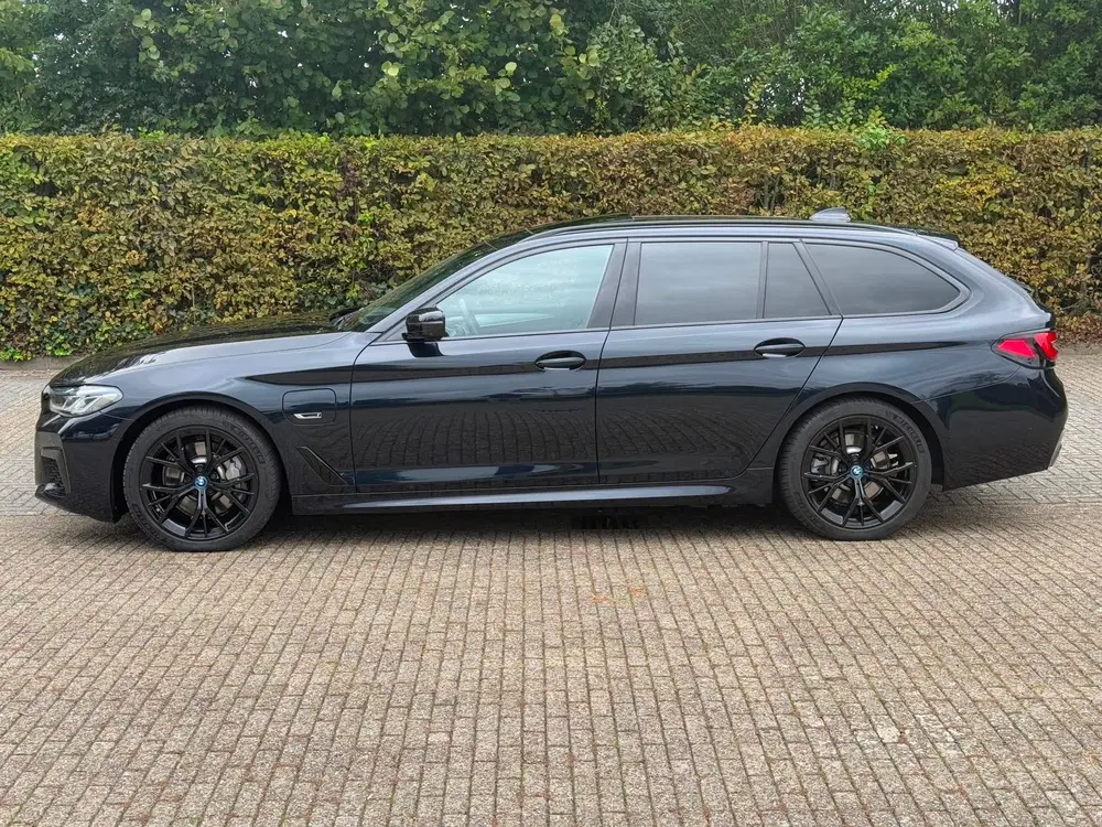 BMW 5-serie M Sport uit 2023, foto 2