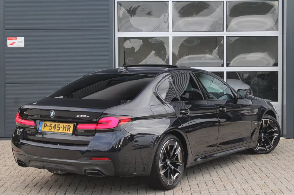BMW 5-serie 545e xDrive M-Sport uit 2021, foto 2