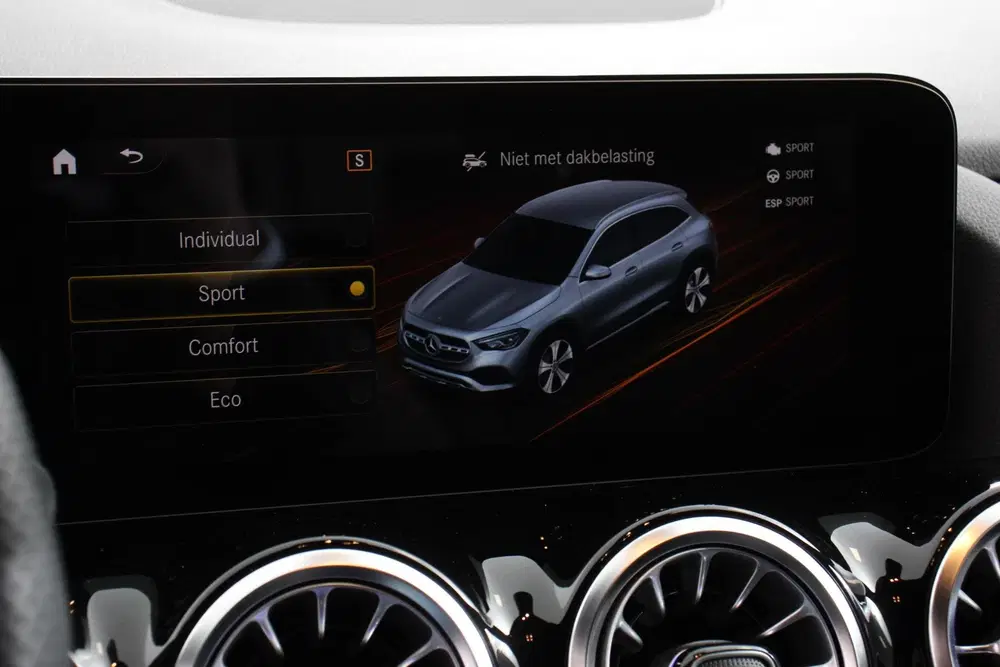 Mercedes-Benz GLA 200 Automaat AMG Line Navigatie Cli uit 2021, foto 15