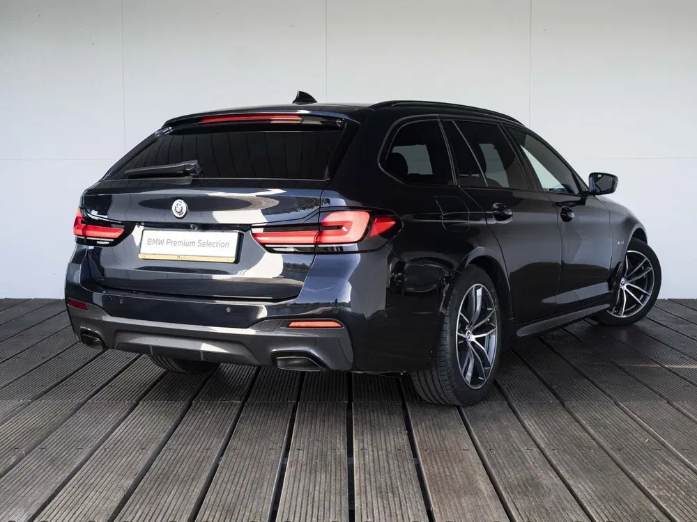 BMW 5-serie 530e Touring uit 2023, foto 2