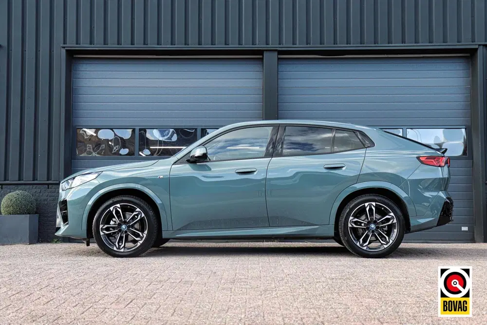 BMW iX2 eDrive20 M-Sport M-Pakket uit 2024, foto 2
