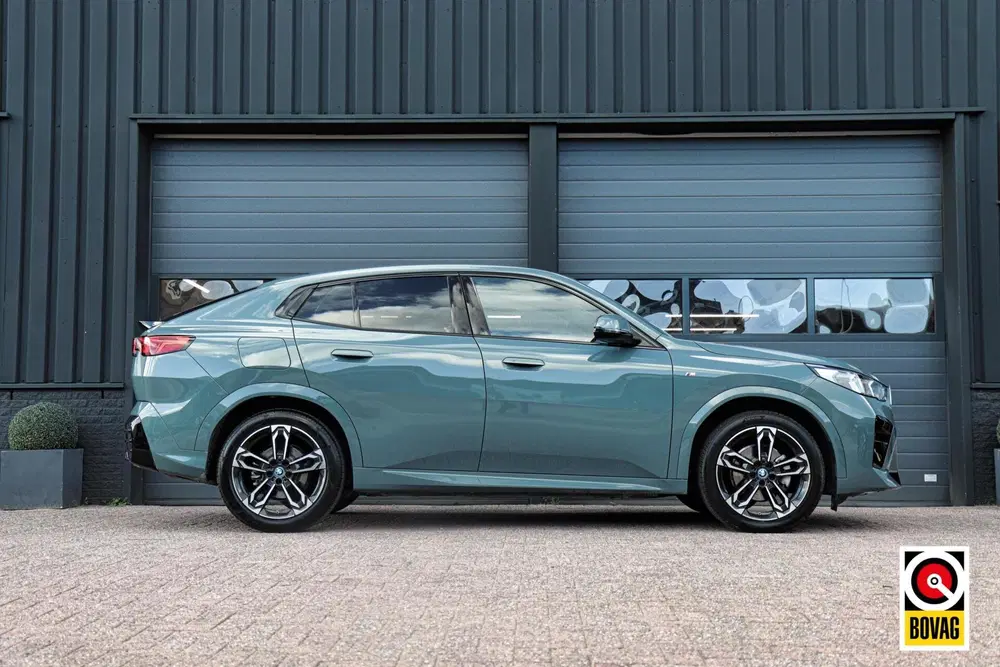 BMW iX2 eDrive20 M-Sport M-Pakket uit 2024, foto 4