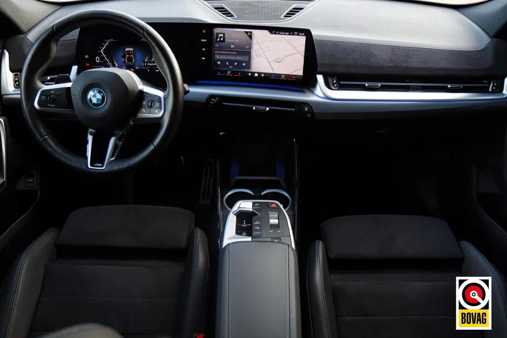 BMW iX2 eDrive20 M-Sport M-Pakket uit 2024, foto 8