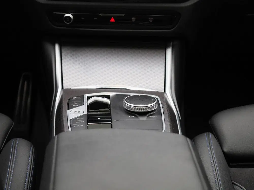 BMW 3-serie 320e uit 2024, foto 10