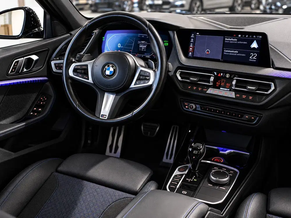 BMW 1-serie 118i uit 2022, foto 2