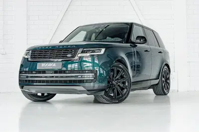 Land Rover Range Rover P510e HSE *SVO British Racing Green* uit 2023