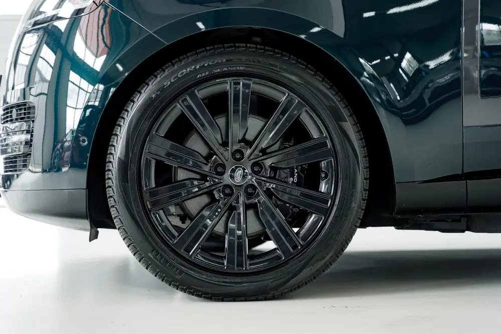 Land Rover Range Rover P510e HSE *SVO British Racing Green* uit 2023, foto 12