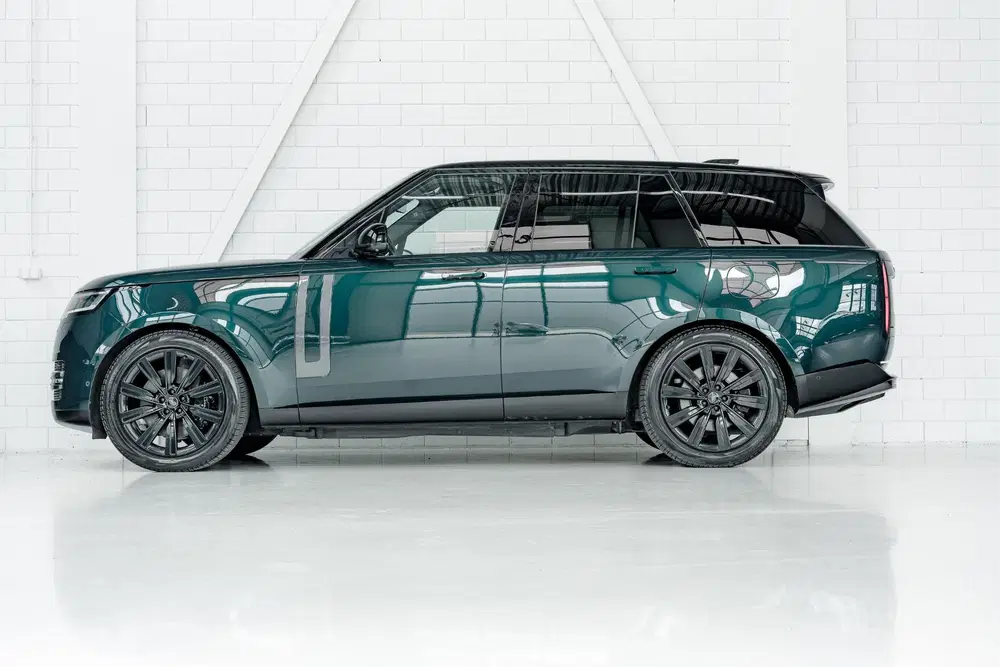 Land Rover Range Rover P510e HSE *SVO British Racing Green* uit 2023, foto 2