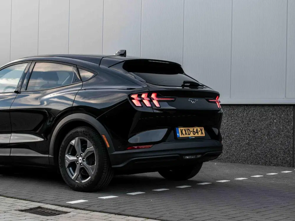 Ford Mustang Mach-E Extended RWD 98 kWh uit 2022, foto 5