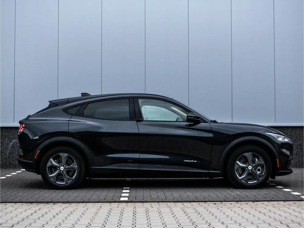 Ford Mustang Mach-E Extended RWD 98 kWh uit 2022, foto 9