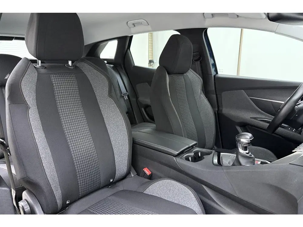 Peugeot 3008 1.2 PureTech Active Pack uit 2021, foto 14
