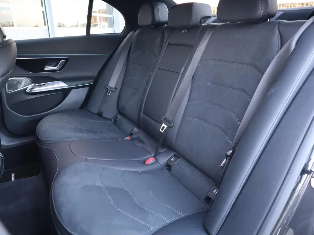 Mercedes-Benz E-Klasse 300 e AMG Line uit 2025, foto 10