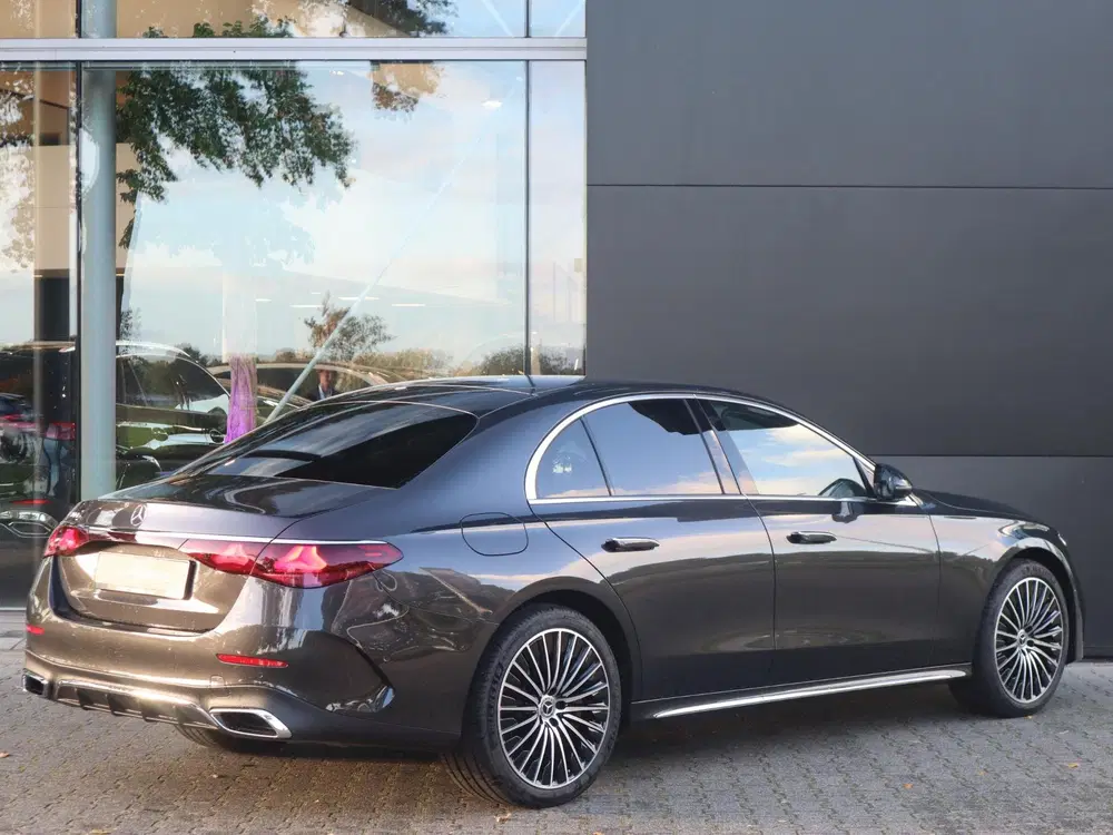 Mercedes-Benz E-Klasse 300 e AMG Line uit 2025, foto 2