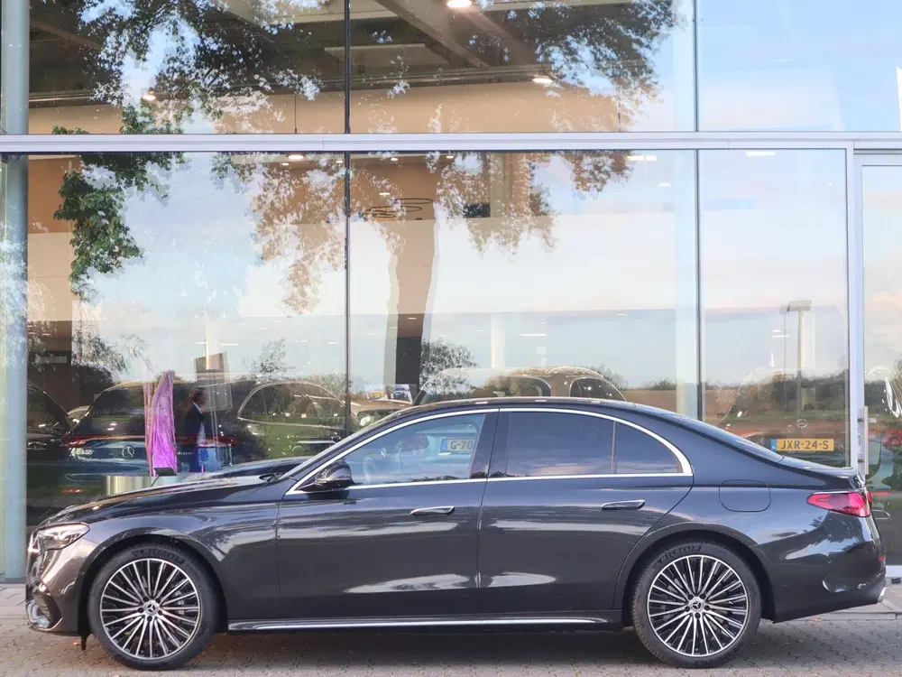 Mercedes-Benz E-Klasse 300 e AMG Line uit 2025, foto 4