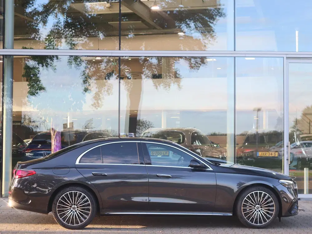 Mercedes-Benz E-Klasse 300 e AMG Line uit 2025, foto 5