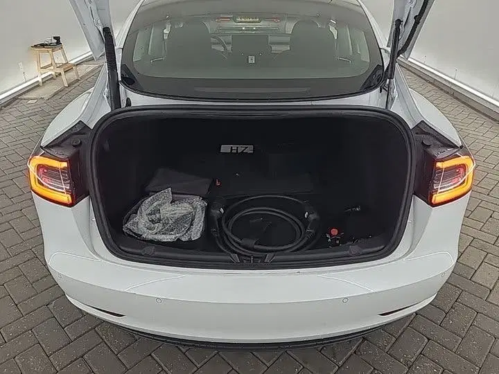 Tesla Model 3 uit 2021, foto 10