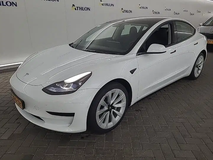 Tesla Model 3 uit 2021, foto 2