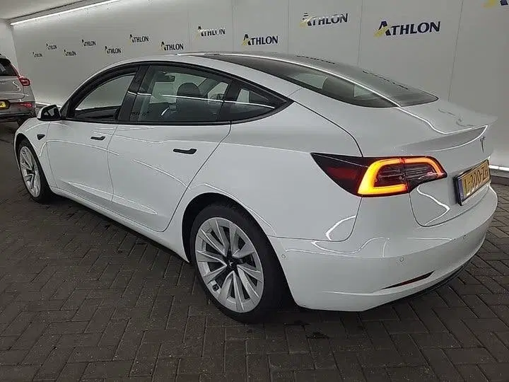 Tesla Model 3 uit 2021, foto 3