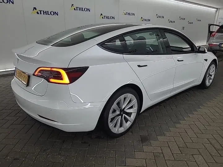 Tesla Model 3 uit 2021, foto 4