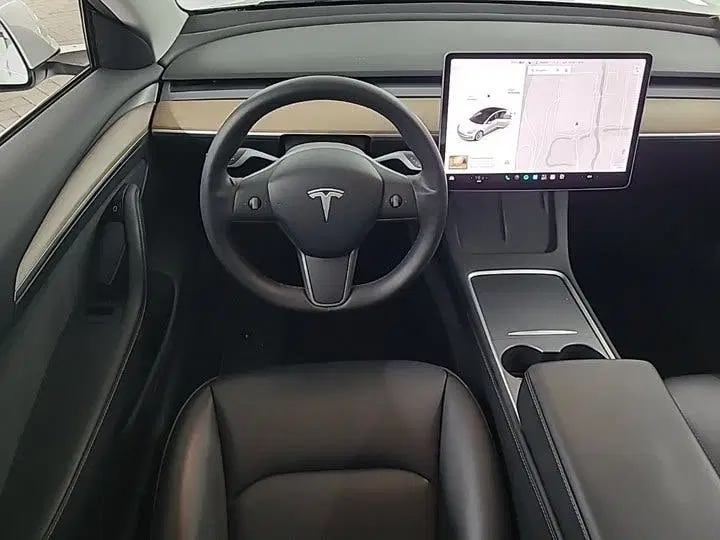 Tesla Model 3 uit 2021, foto 7