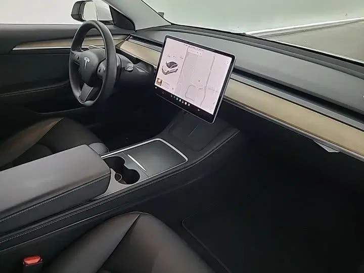 Tesla Model 3 uit 2021, foto 8