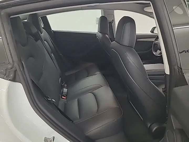 Tesla Model 3 uit 2021, foto 9