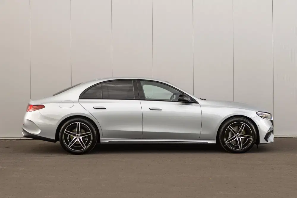 Mercedes-Benz E-Klasse 200 AMG Line uit 2025, foto 2