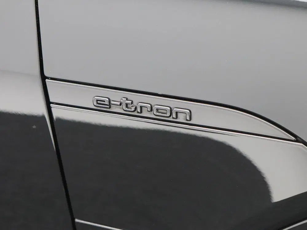 Audi Q8 e-tron 55 quattro S Edition 115 kWh 408 Pk uit 2023, foto 14