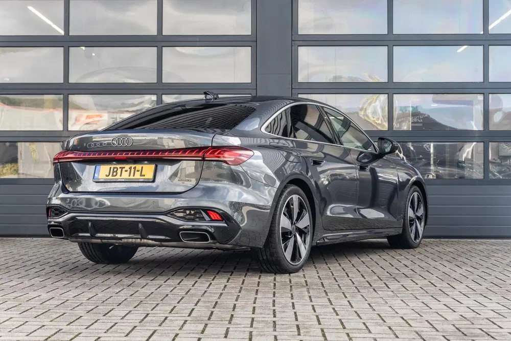 Audi A5 2.0 e-hybrid 299pk quattro S edition uit 2025, foto 2