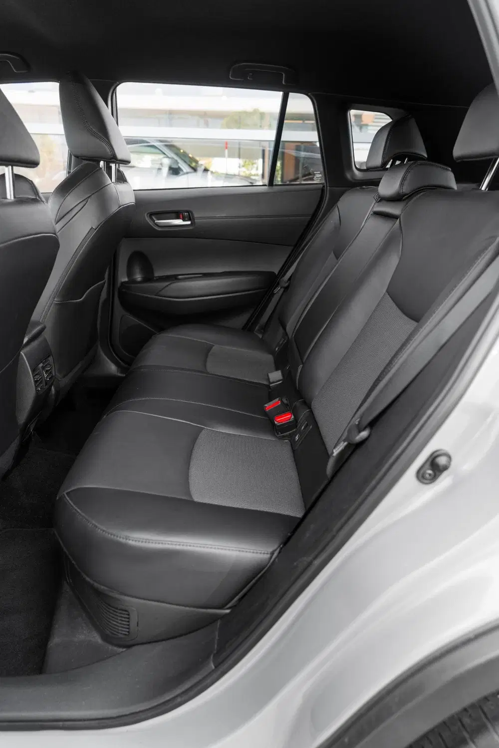 Toyota Corolla Cross 2.0 High Power Hybrid First Edition uit 2022, foto 13