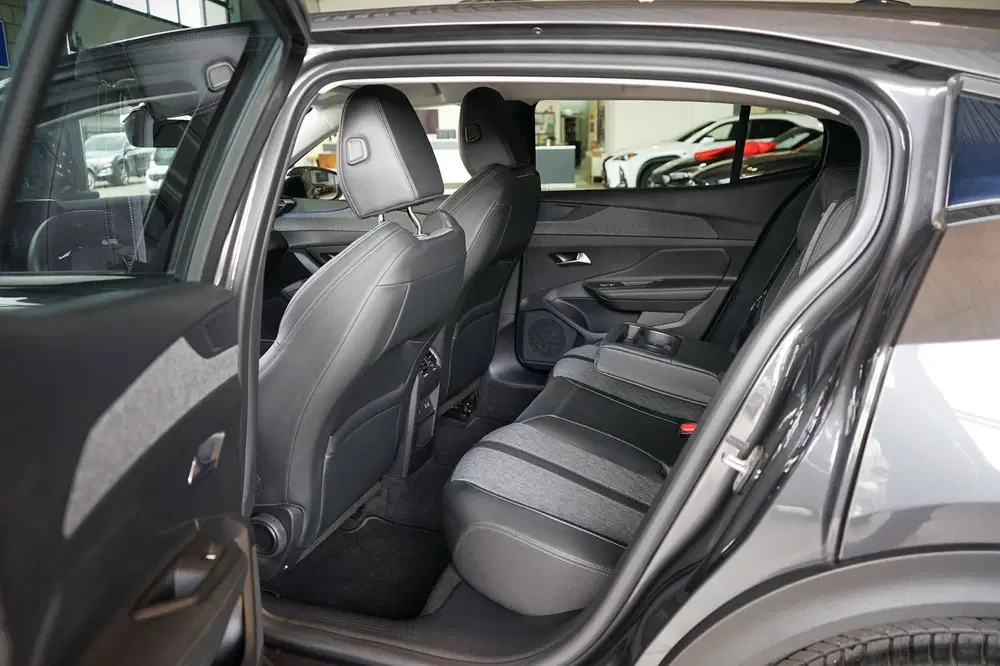 Peugeot 408 1.2 PureTech Allure Pack 130 uit 2023, foto 7