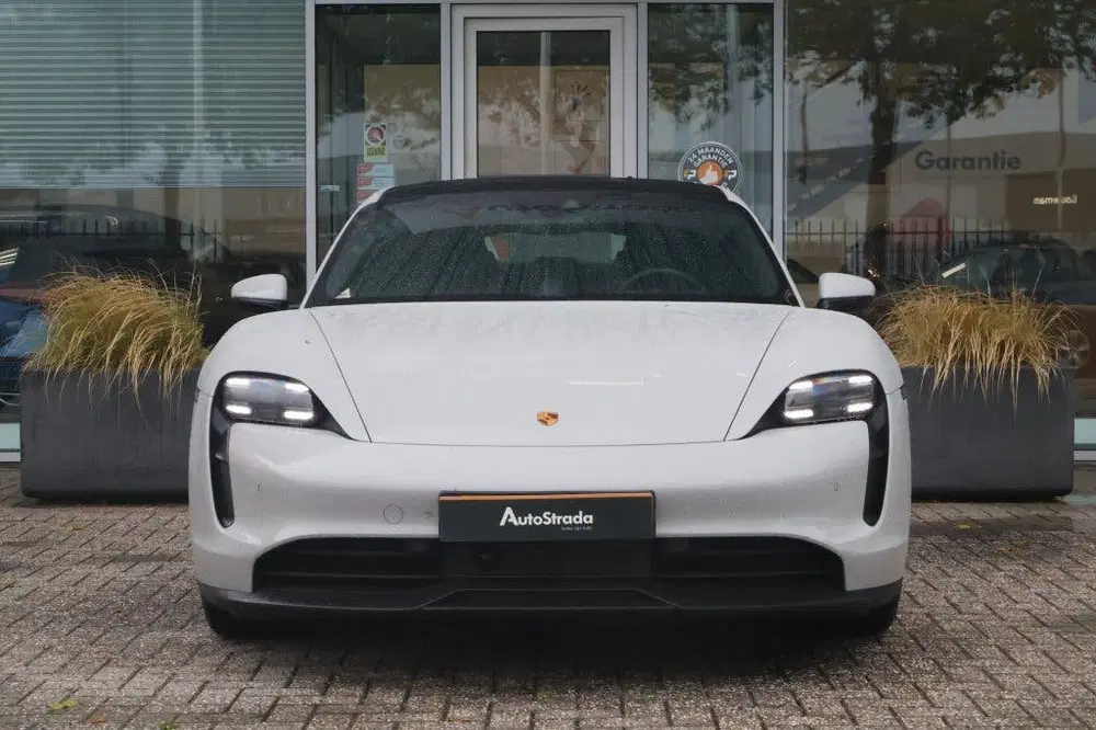 Porsche Taycan 381pk Performance 84kWh uit 2023, foto 12