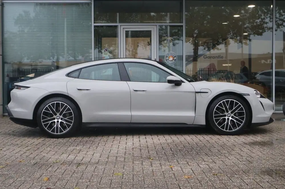 Porsche Taycan 381pk Performance 84kWh uit 2023, foto 13