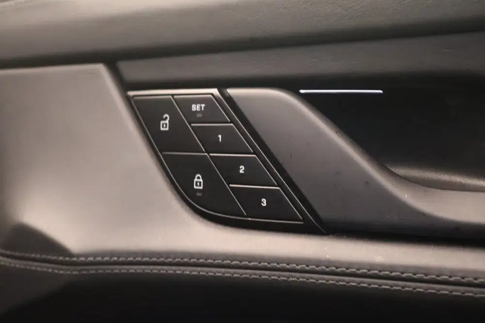 Porsche Taycan 381pk Performance 84kWh uit 2023, foto 14