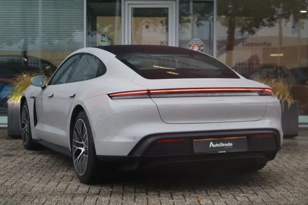 Porsche Taycan 381pk Performance 84kWh uit 2023, foto 2