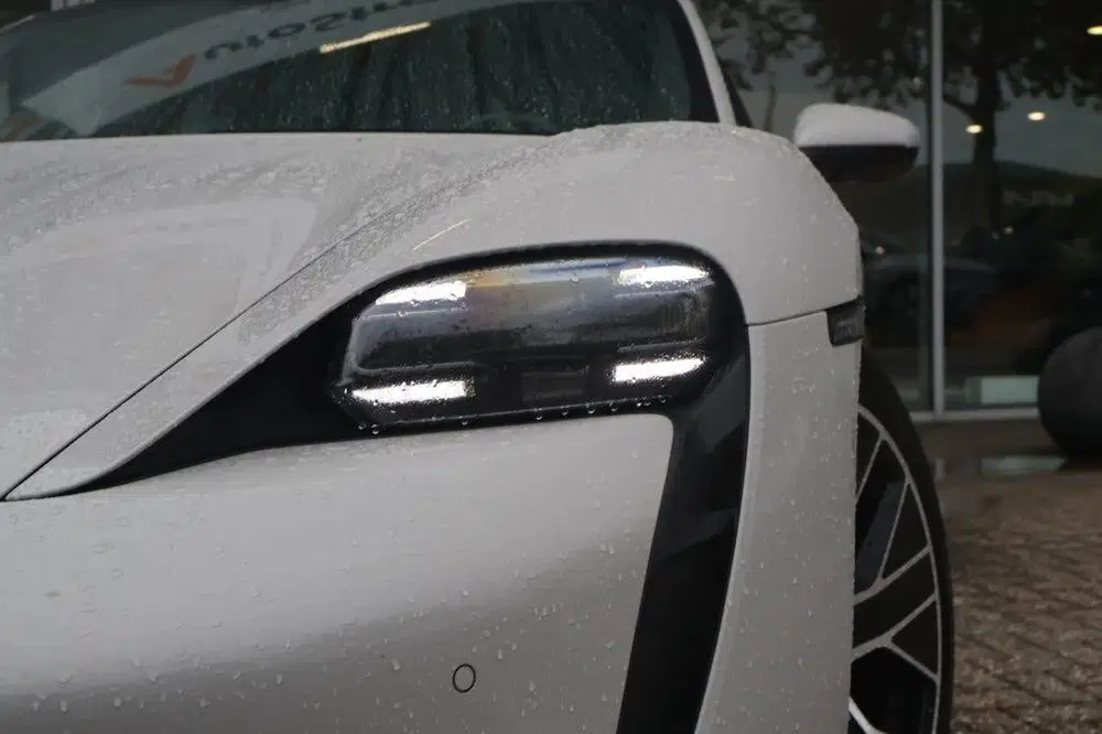 Porsche Taycan 381pk Performance 84kWh uit 2023, foto 4