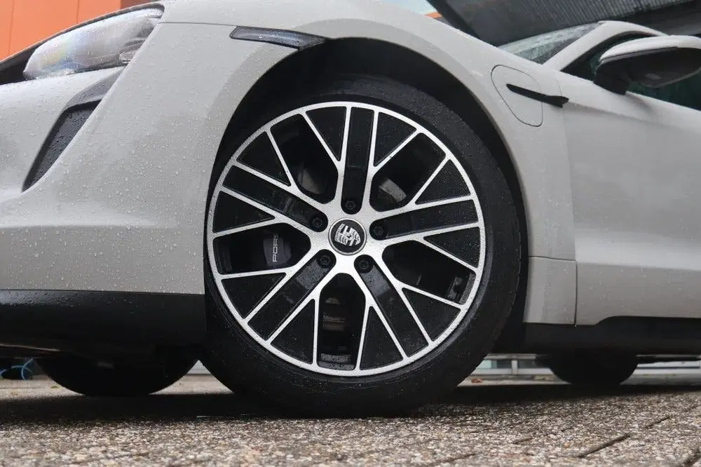 Porsche Taycan 381pk Performance 84kWh uit 2023, foto 5
