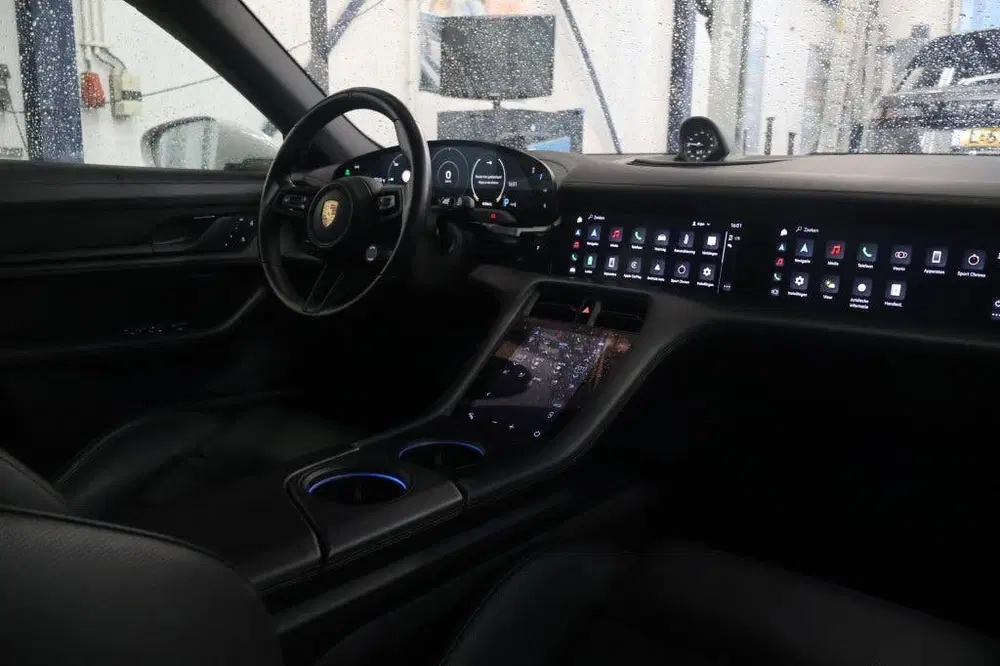 Porsche Taycan 381pk Performance 84kWh uit 2023, foto 6
