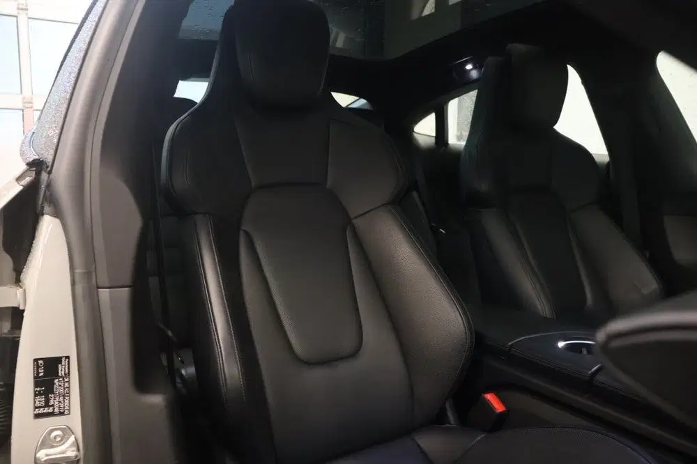 Porsche Taycan 381pk Performance 84kWh uit 2023, foto 7