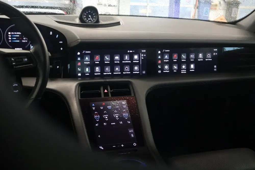 Porsche Taycan 381pk Performance 84kWh uit 2023, foto 8