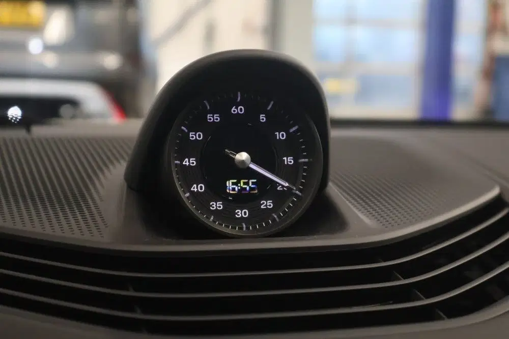 Porsche Taycan 381pk Performance 84kWh uit 2023, foto 9