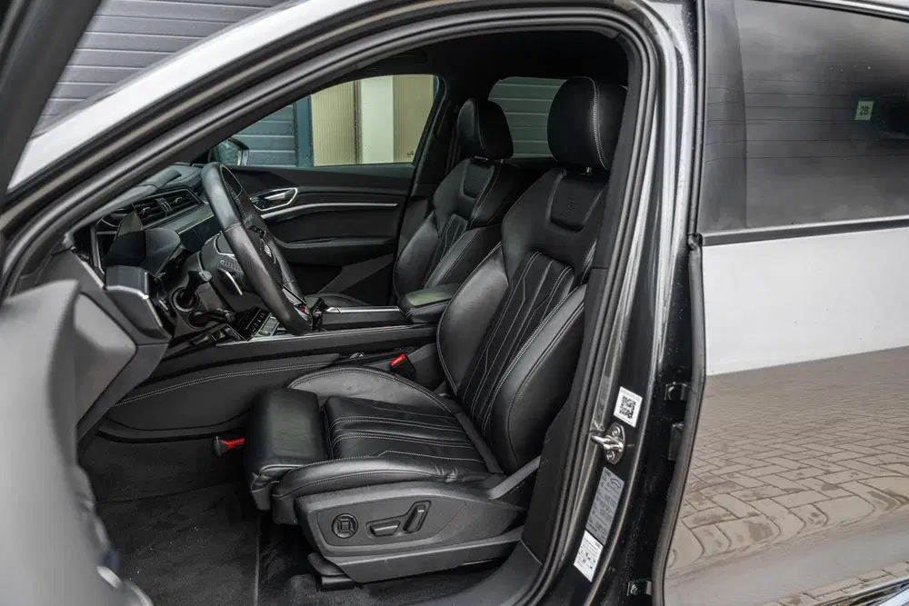 Audi e-tron 55 408pk Quattro S edition 95 kWh uit 2022, foto 4