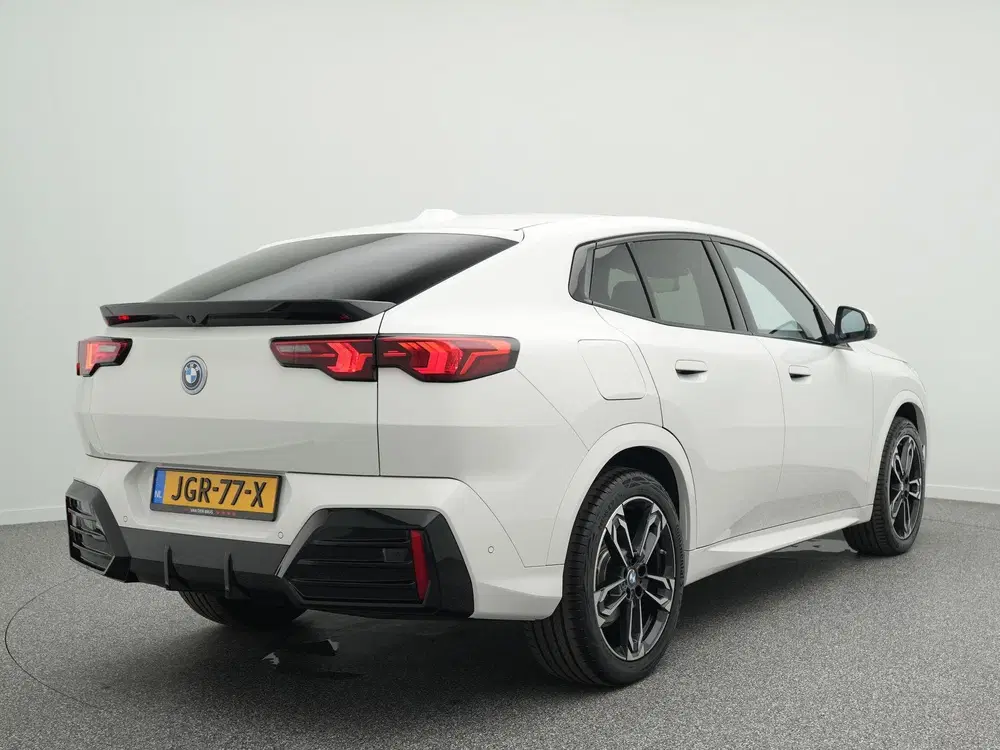 BMW iX2 eDrive20 M Sport uit 2025, foto 2